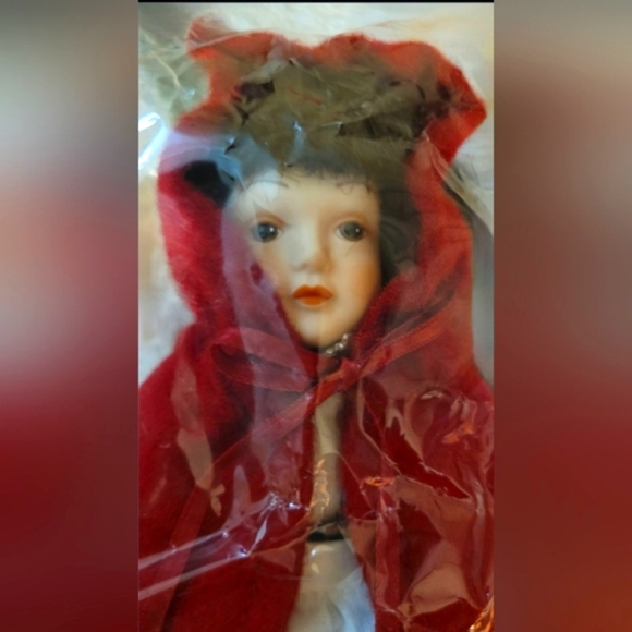 NIB VINTAGE 1985 AVON FAIRYTAIL COLLECTION LITTLE RED RIDING HOOD PORCELAIN DOLL - Picture 3 of 12
